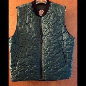 Men’s Independent Truck Co. vest. Embroidered dark green.